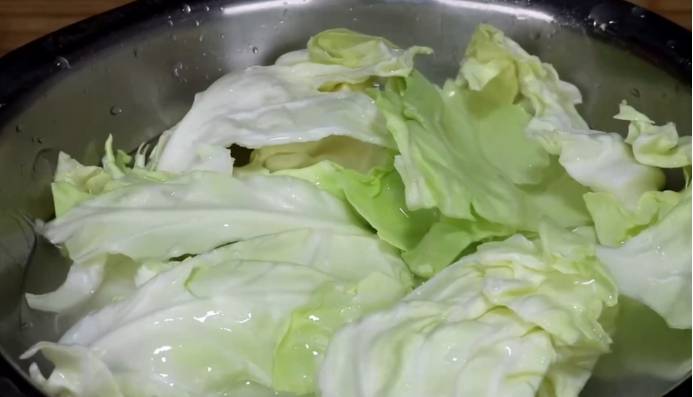 把里面比较硬的根部去掉,去完根部之后再将包菜叶掰下来,然后准备一个