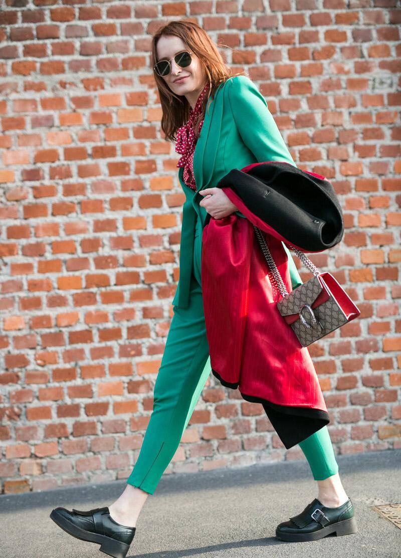 件绿色的西装搭配绿色的烟管裤,裤子最好是九分裤,脚上穿双黑色的皮鞋