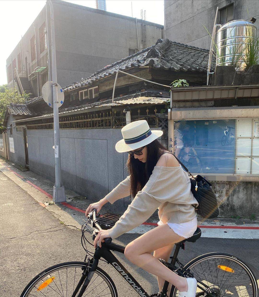 原创台最美女二许玮甯露肩装配短裤骑单车香肩美腿太撩人