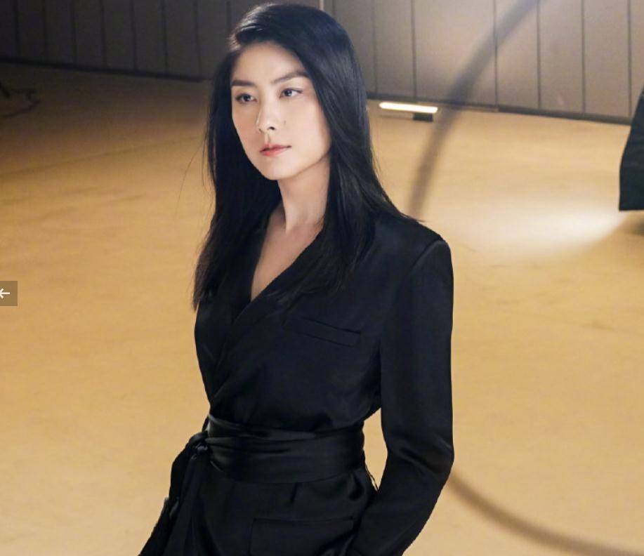 49岁陈慧琳五官紧致气质冷清,一袭黑衣状态佳,随手拍比大片还美_身材