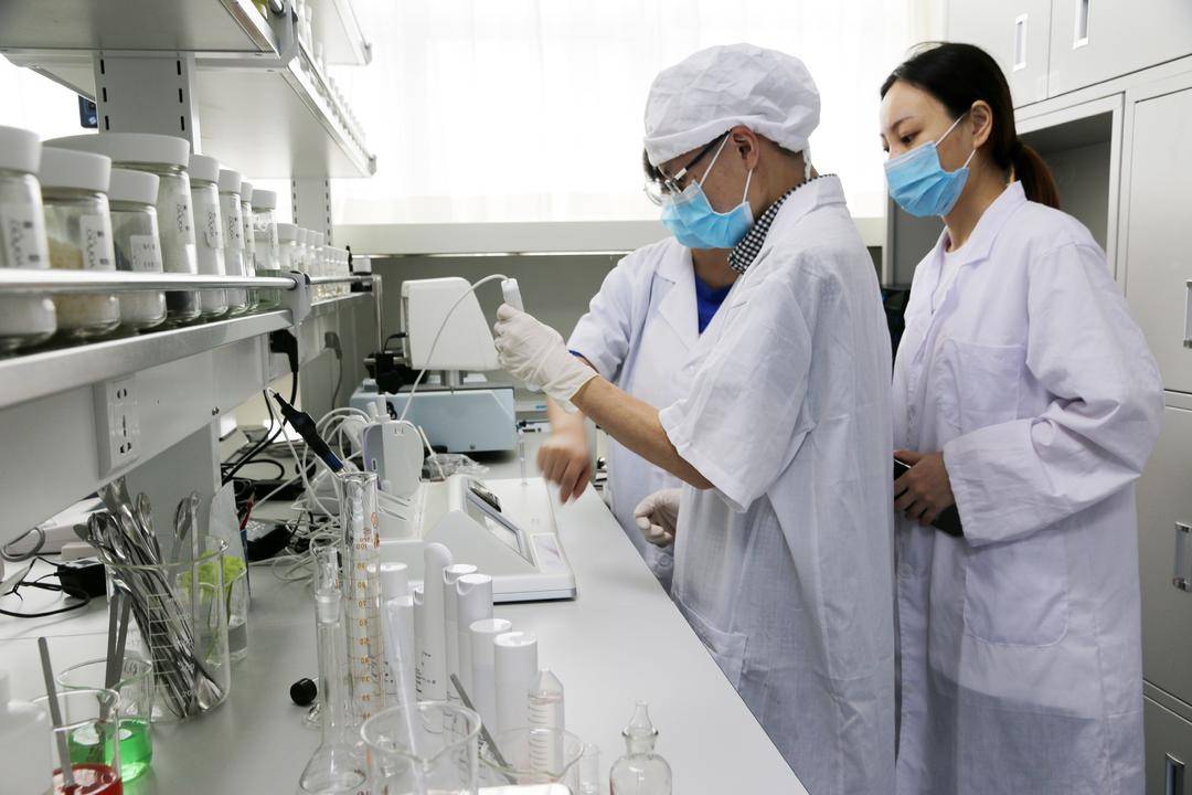 化妆品厂家研发团队的实力跟产品的质量和实际使用效果有直接关联