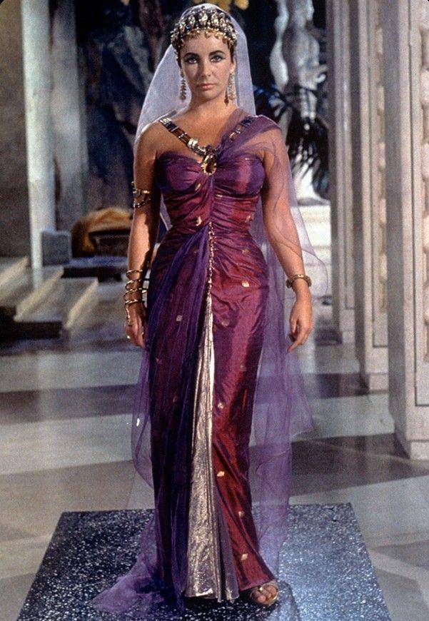《埃及艳后》服装:不符合历史,但强调了伊丽莎白·泰勒的美丽.