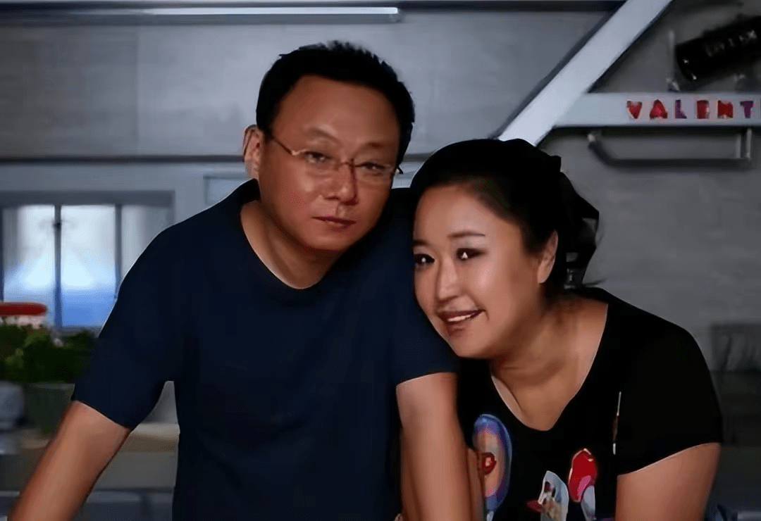 演员邵峰罕见露面挺大肚腩头顶秃一块儿街头与人争执表情严肃