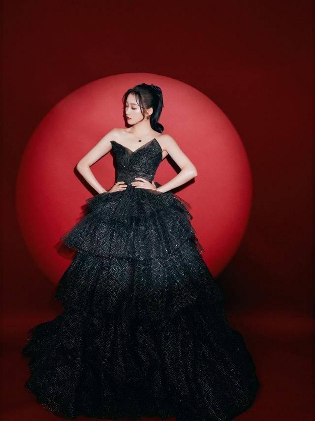 原创关晓彤亮相盛典红毯黑纱镶钻抹身材礼服优雅黑天鹅般的星辰女孩