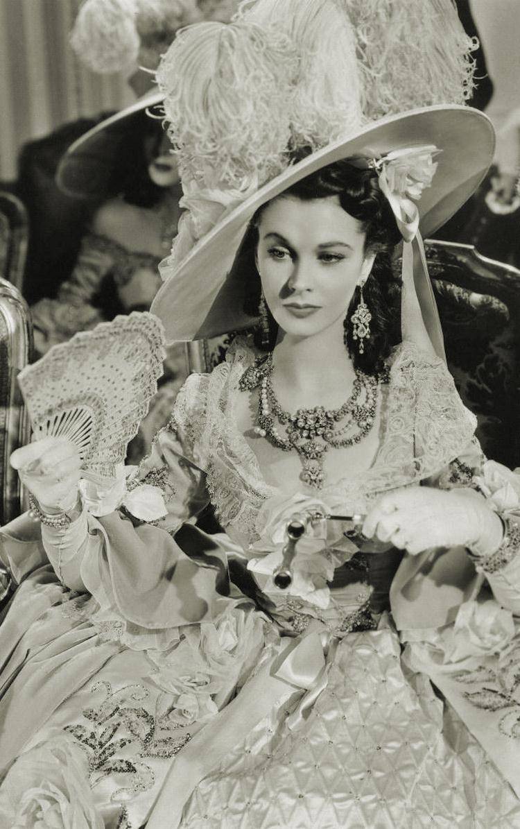 原创汉密尔顿夫人费雯丽和影片服装设计都有一种无懈可击的美