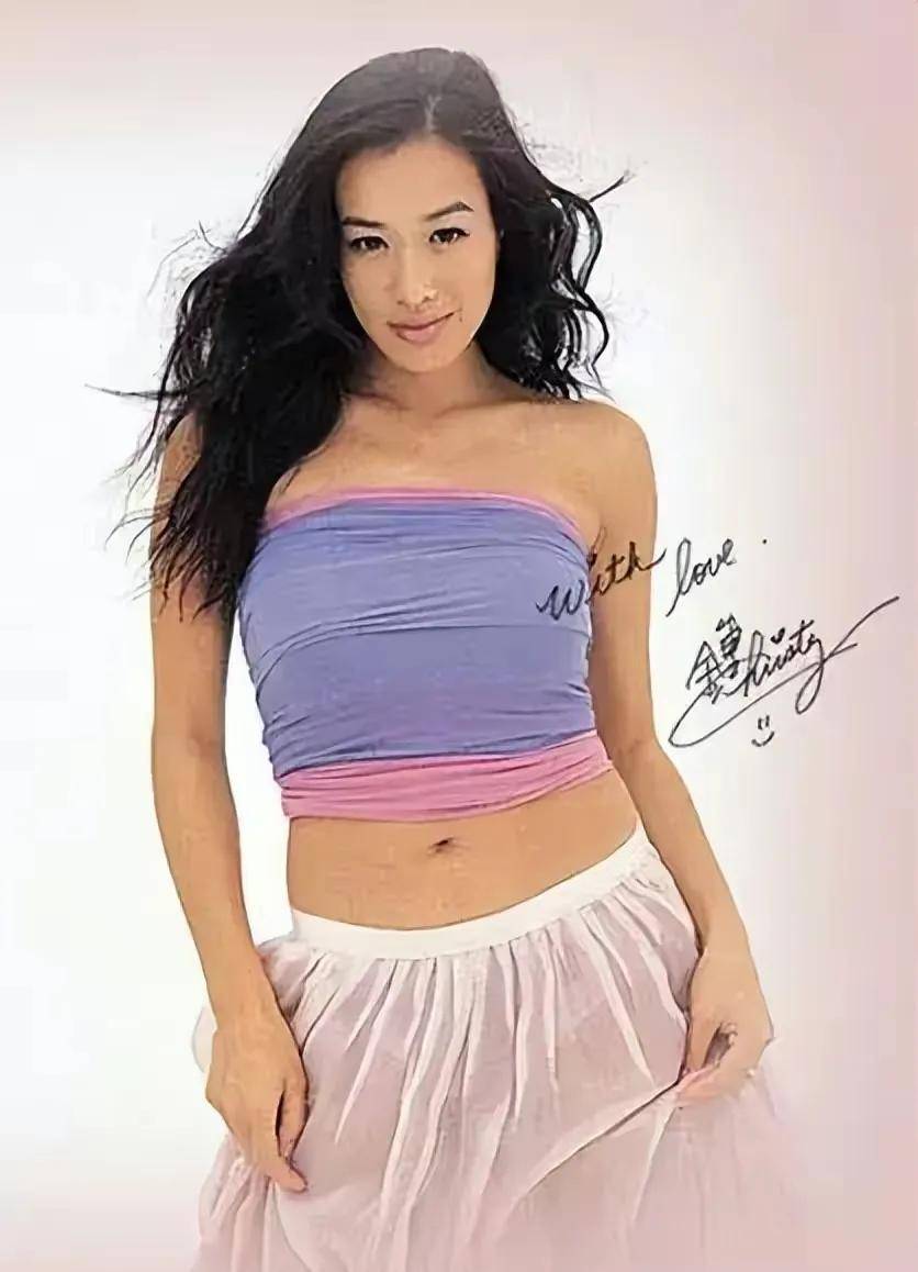 钟丽缇和外国男友未婚先孕追求过周星驰46岁带3个女儿出嫁