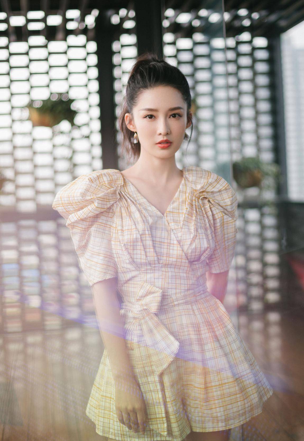 原创李沁为了美太拼了连体短裤直接穿出门小鸟腿好迷人