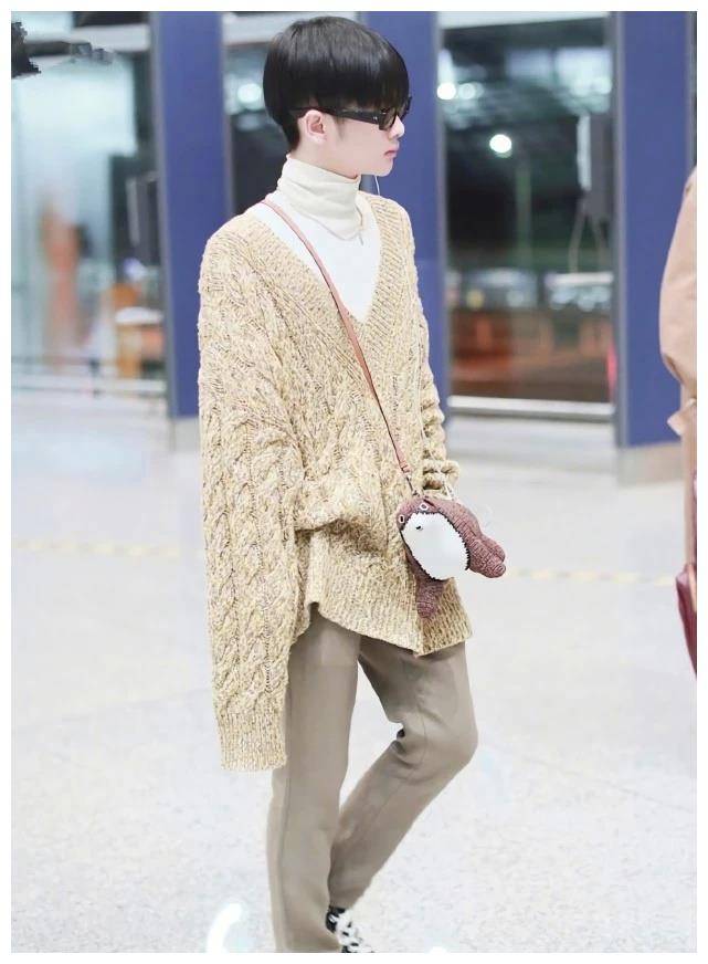 他本来就穿着普通的宽松针织衫针织衫,全身造型都很酥脆,周震南的