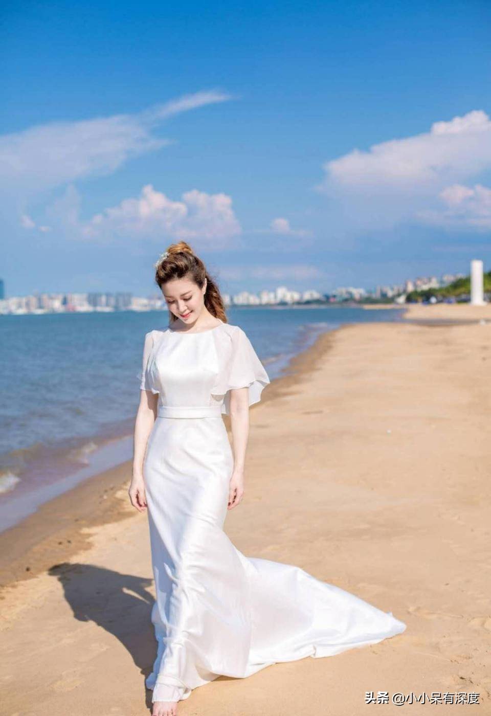 原创李文静46岁了荧屏上的她短发利落台下的她长发飘飘太美了