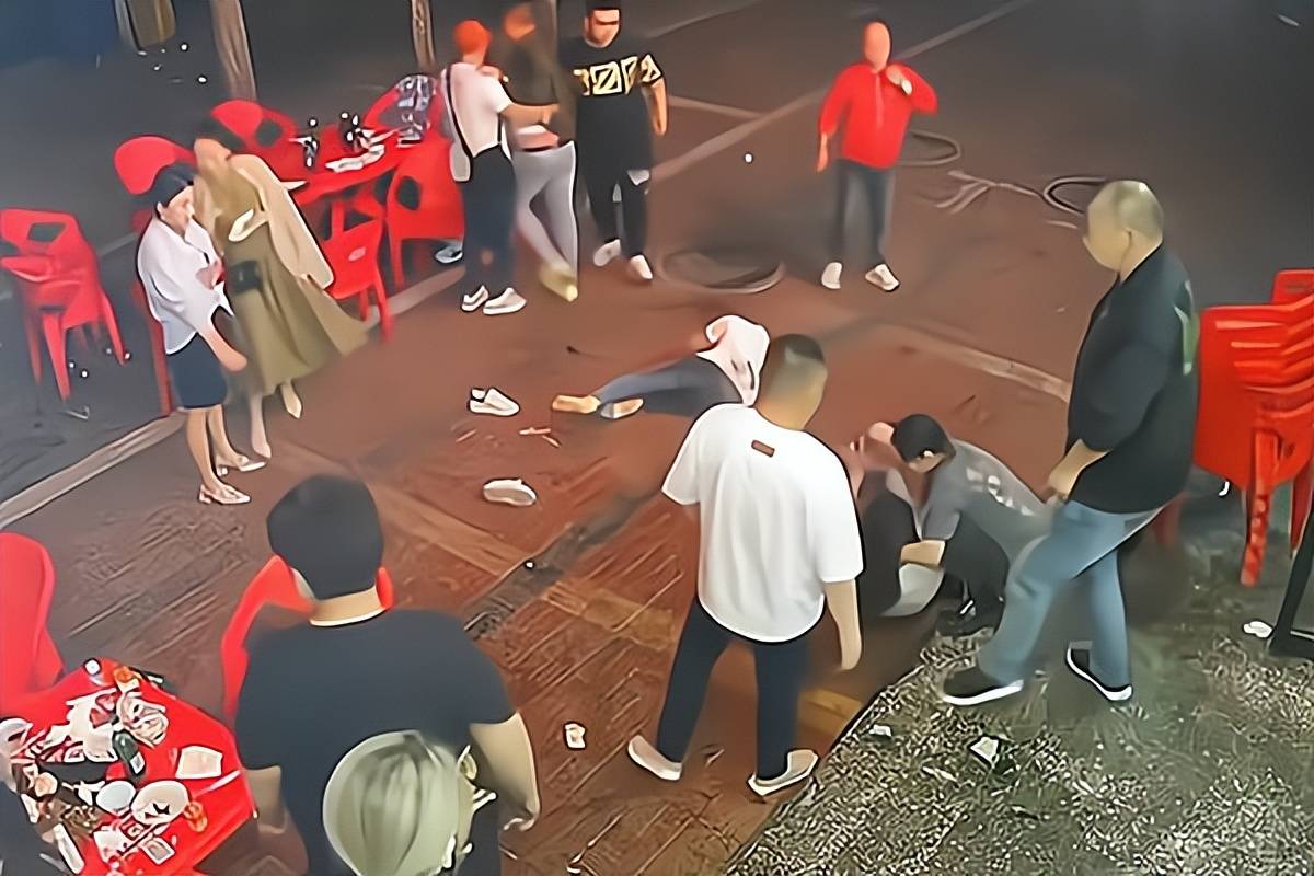 原创唐山烧烤店发生打人事件后女子街头练起双截棍学点武术可防身