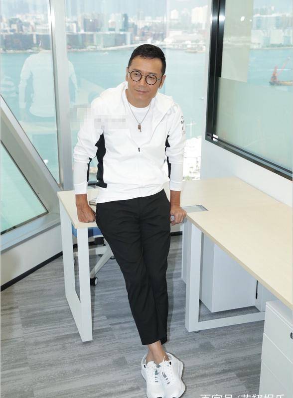 60岁苗侨伟久违亮相,换运动风格如年轻小伙,帅了半辈子活力十足_形象