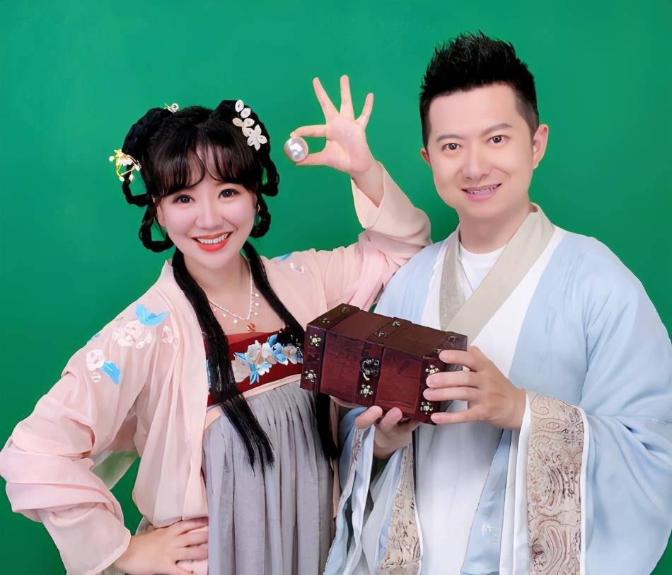 37岁红果果近照曝光,与老公绿泡泡回家探亲,和女儿一起显亲密_工作