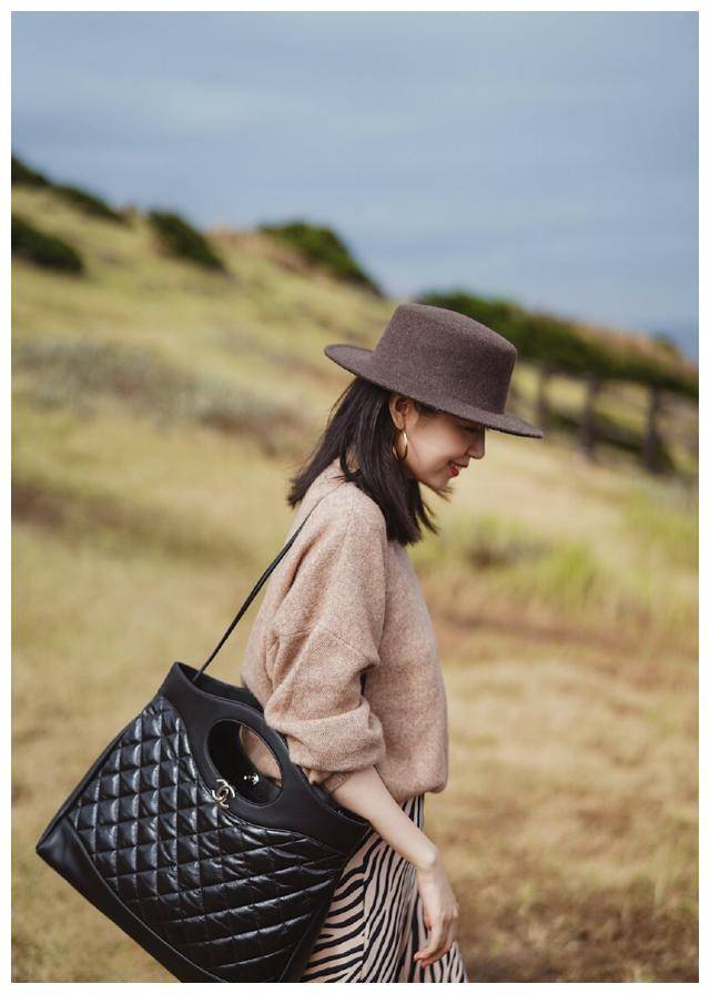 女神博主三木新穿搭卡其色针织衫配半身裙换了帽子更时髦