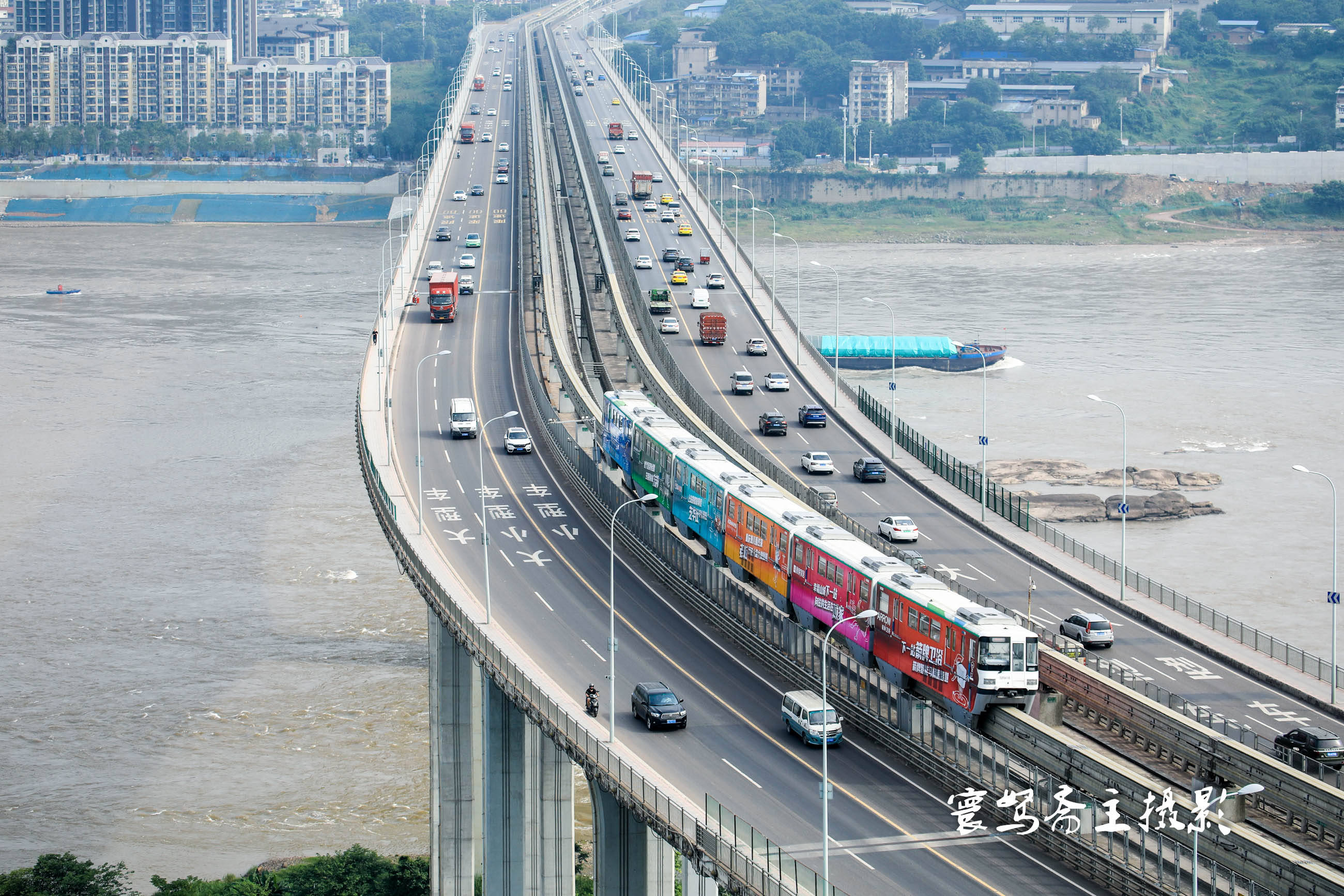 冷冷清清的鱼洞大桥揽江公园,这里也是拍火车打卡看轻轨过桥的好地方