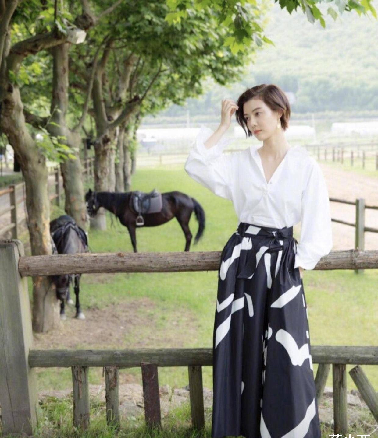 车晓的身材和气质都太出众,穿格纹西装配牛仔裤,气场媲美超模_外套