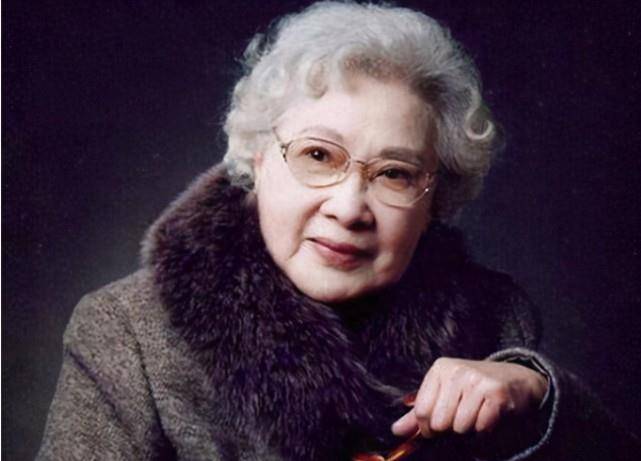 老年秦怡在接受采访时,从影已超过80年的秦怡说:"电影是我一生的追求