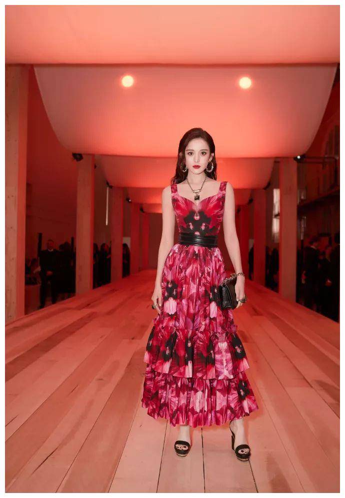 全黑套装大小腿看起来一样粗,差点认不出来_娜莎_黑色_娜娜