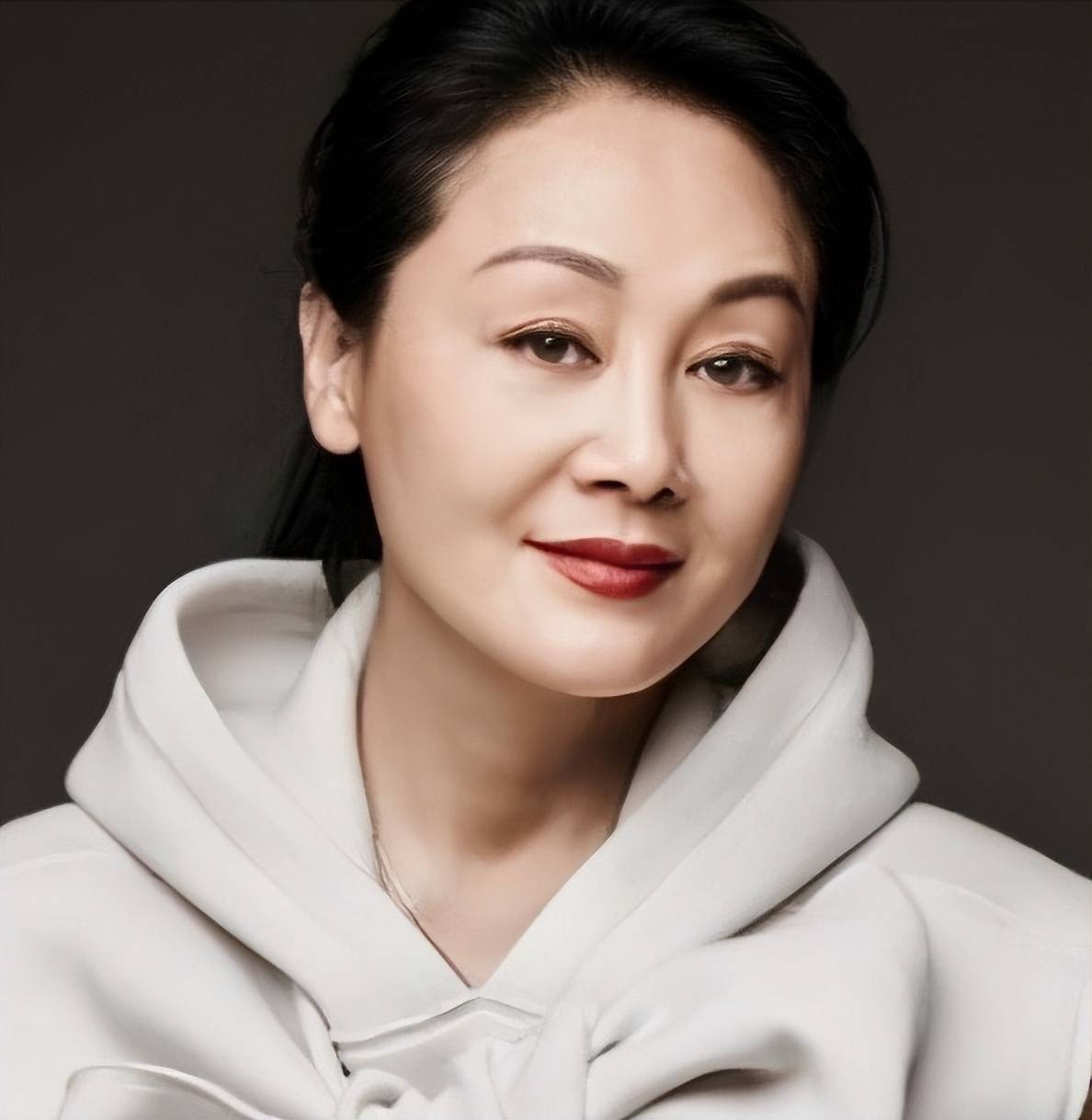 60岁的王姬:孕期拍戏导致儿子成智障,女儿高丽雯成弟弟“小妈”_李成儒_孩子_生活