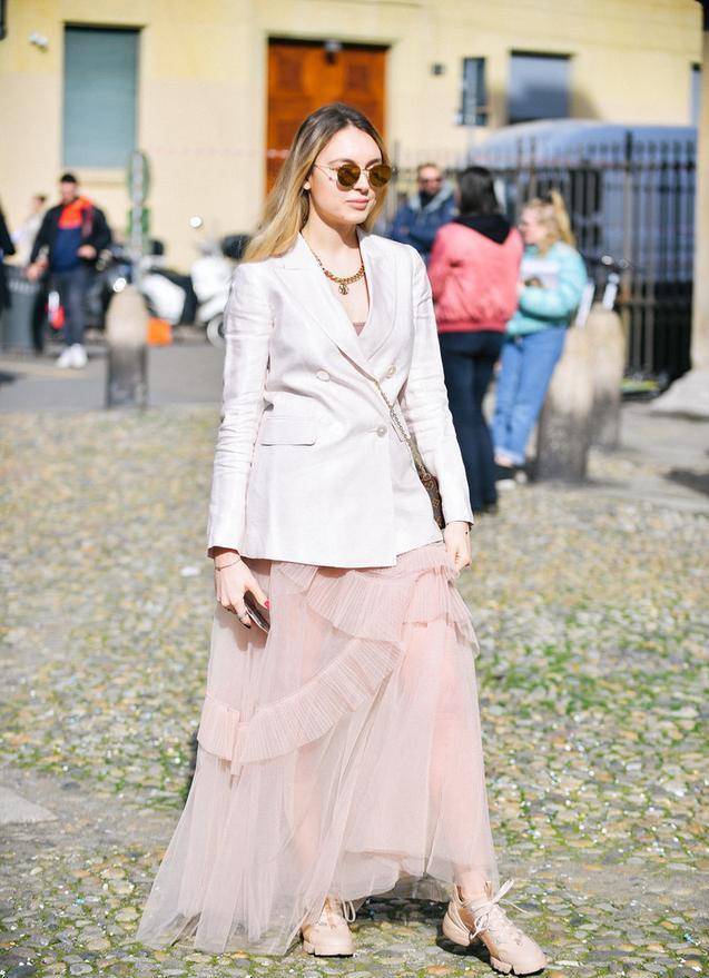 精美的印花修饰在这条时尚纱裙上面,时尚气息那是一