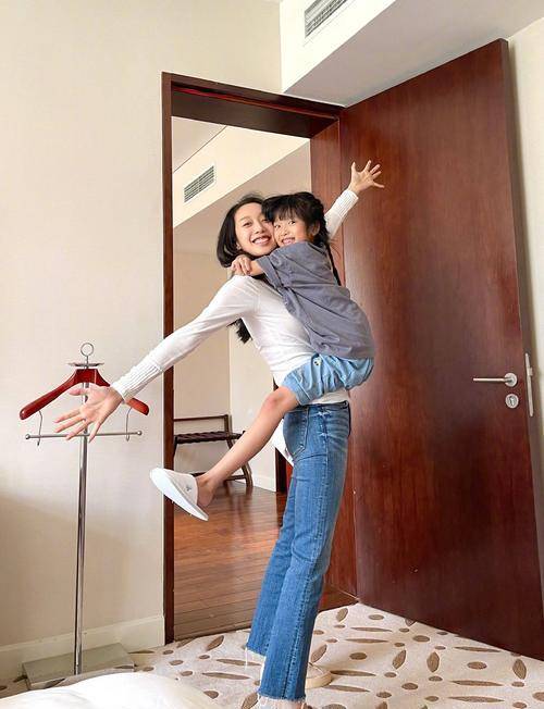 徐静蕾尴尬了原来要跟徐静蕾一起不婚的黄觉如今却晒出幸福的一家四口