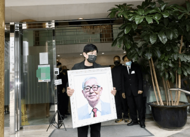郭富城一家外出,与岳父罕见同框其乐融融