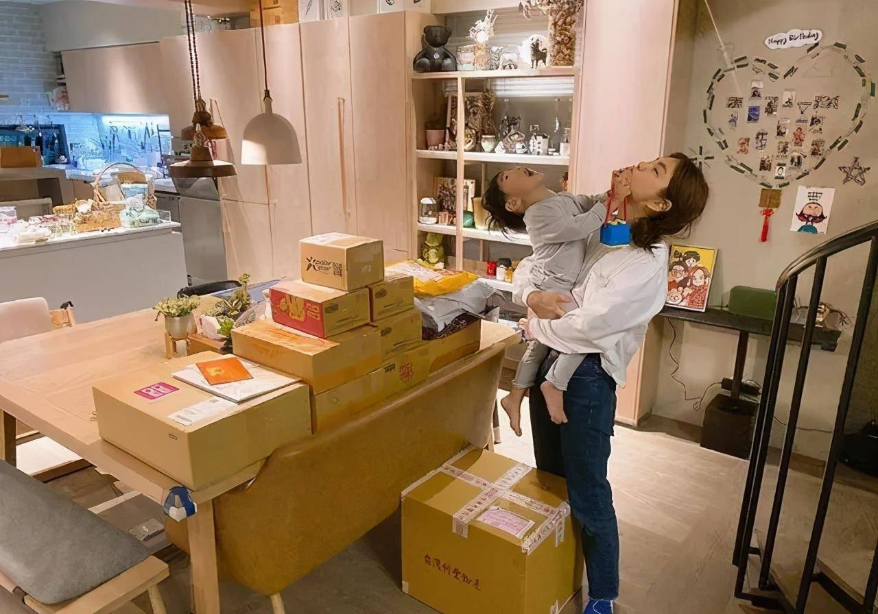 原创ella陈嘉桦豪宅曝光装修简约时尚网友我家也能装成这样