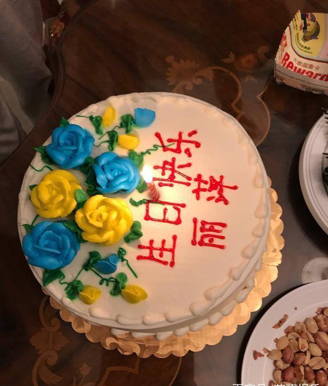 吕丽萍大摆宴席庆59岁生日,三婚丈夫罕见现身,儿子张博宇送祝福_年龄