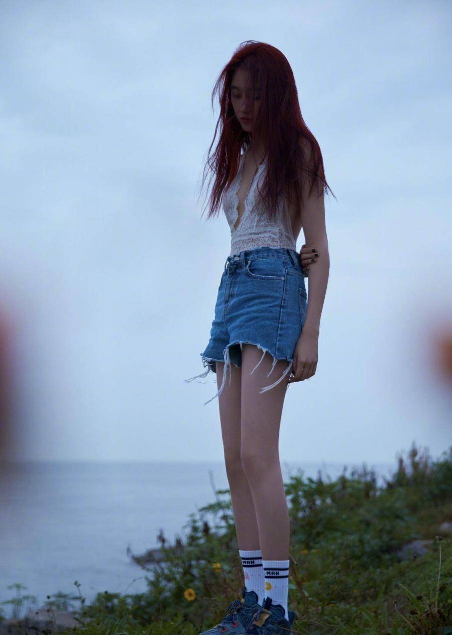 24岁关晓彤生日照太美穿短裤大长腿太抢镜新片还要搭档姜文