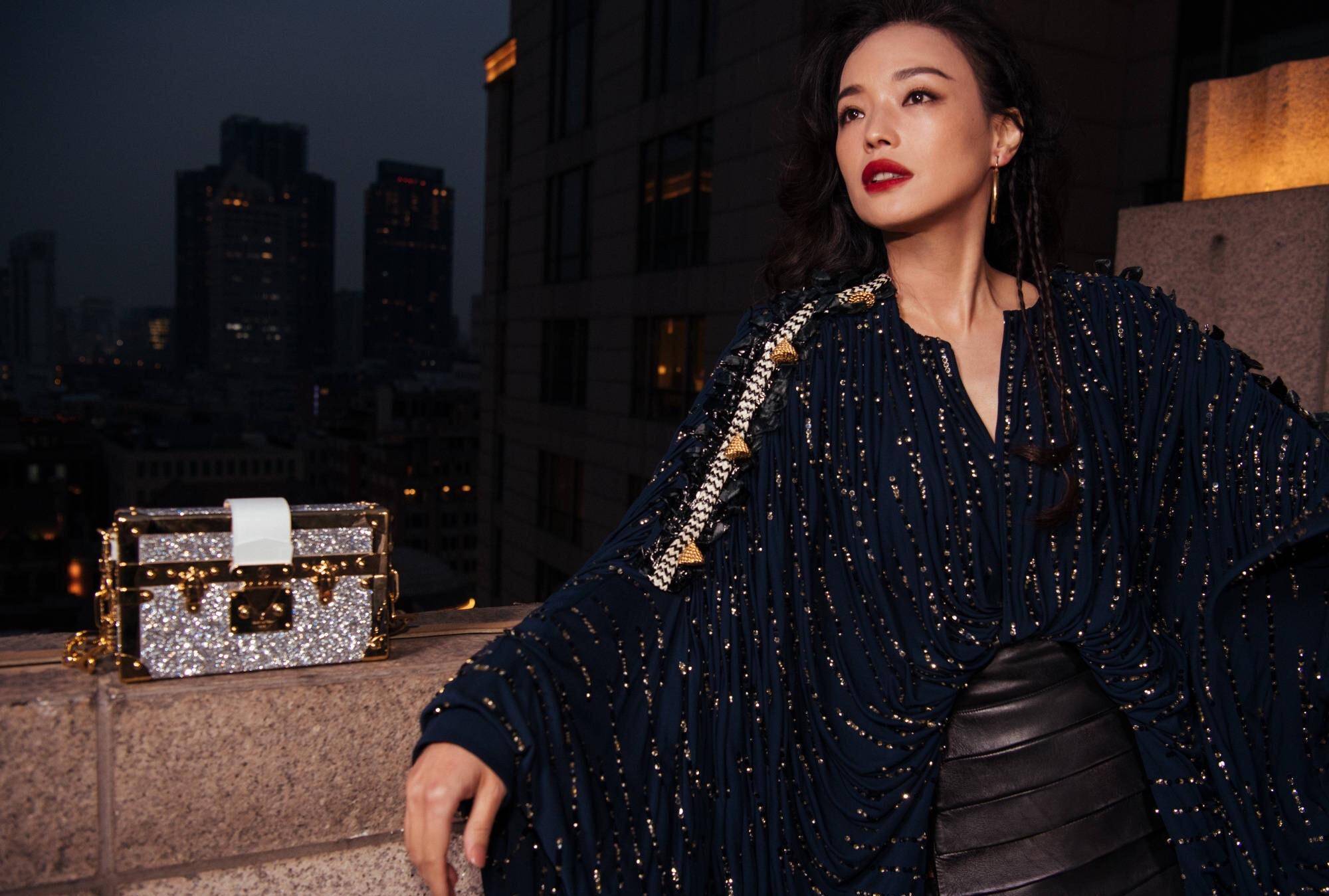 原创舒淇真是太绝了星空穿上身氛围感拉满卷发大红唇尽显气质美