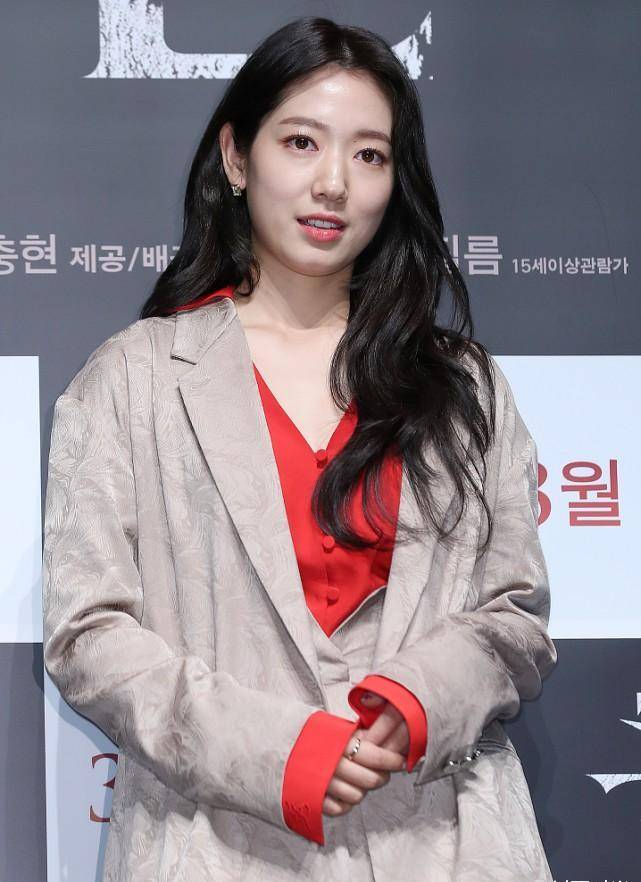 朴信惠不是标准"韩美人",肉脸还挺有福相的,西装配红衣好喜庆