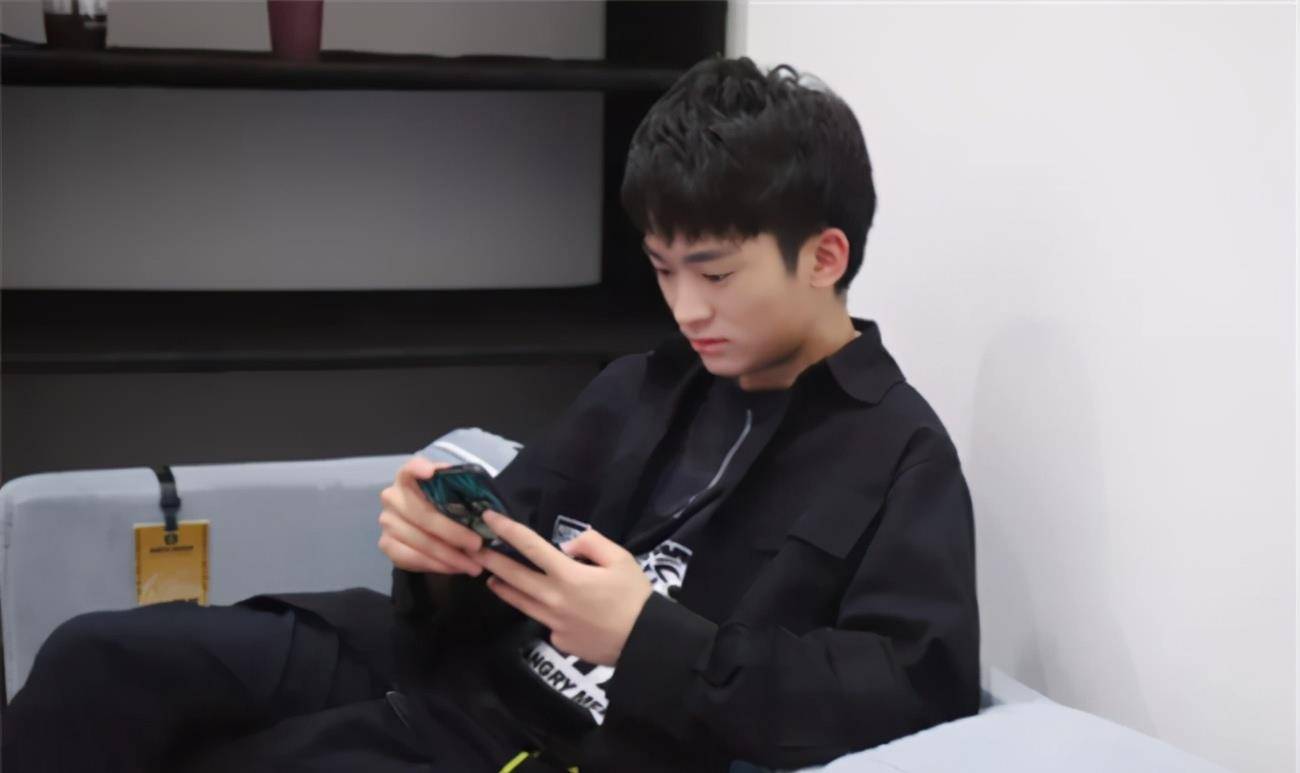 事实上4am选手们的人气也确实不输明星,像素作为4am的明星选手每次