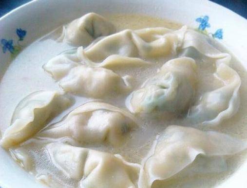 先在锅里放一些油,稍微煎一下,用这个鱼骨头来熬鱼汤,包好的饺子放到