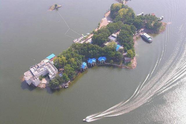 西南最大人造淡水湖：被誉为重庆中心花园，距重庆50分钟车程