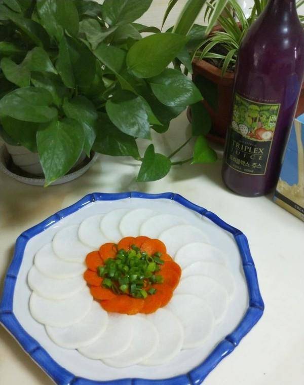 把切好的萝卜片放到小盆里用盐腌制10分钟,然后摆盘3再切成薄片2