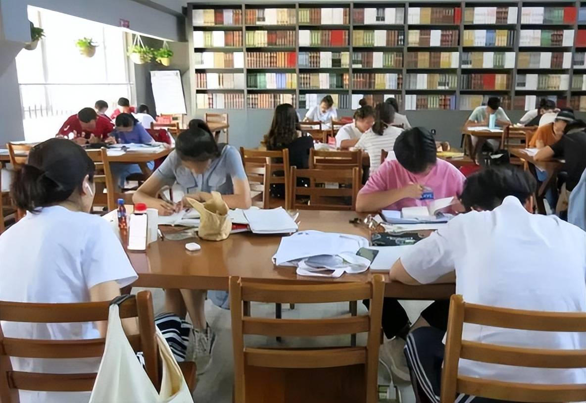 大学图书馆也不安全了?上外一女大学生的咖啡,被男生投"异物"_上外学