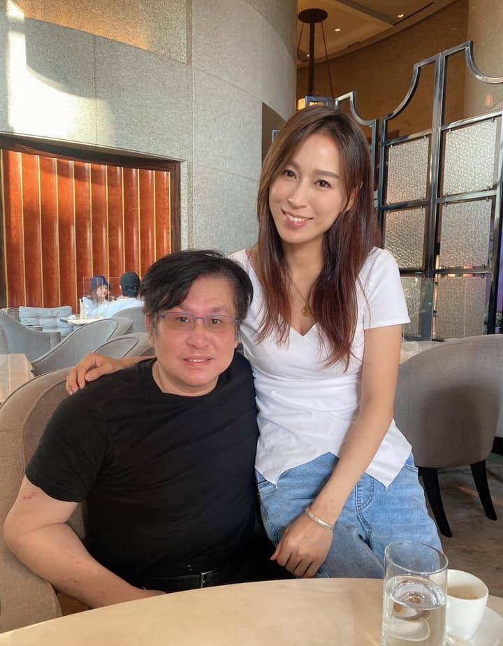 原创59岁郑智化罕露面与长发美女紧贴而坐毫不避嫌面色红润精神足