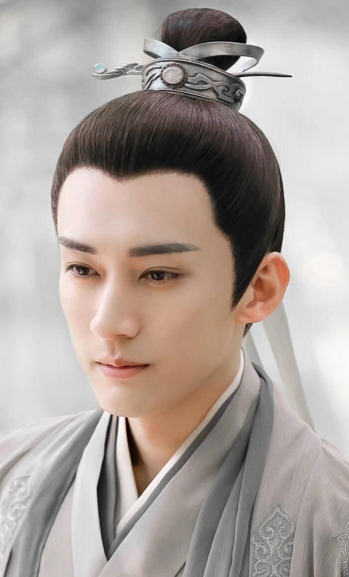 虽然在一种男演员里,刘学义的热度并不高,但是说起古装扮相好看的,他