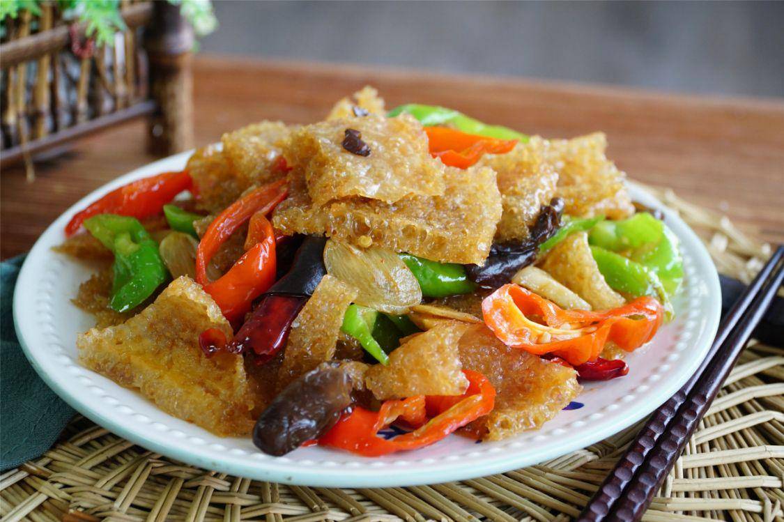 1,皮肚浸泡变软后冲洗干净斜刀片成片,青辣椒和红辣椒洗净斜刀切圈