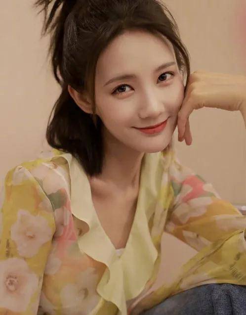 还常常戏称她和李一桐乔欣孙怡是多胞胎,全是美女又全都没有辨识度