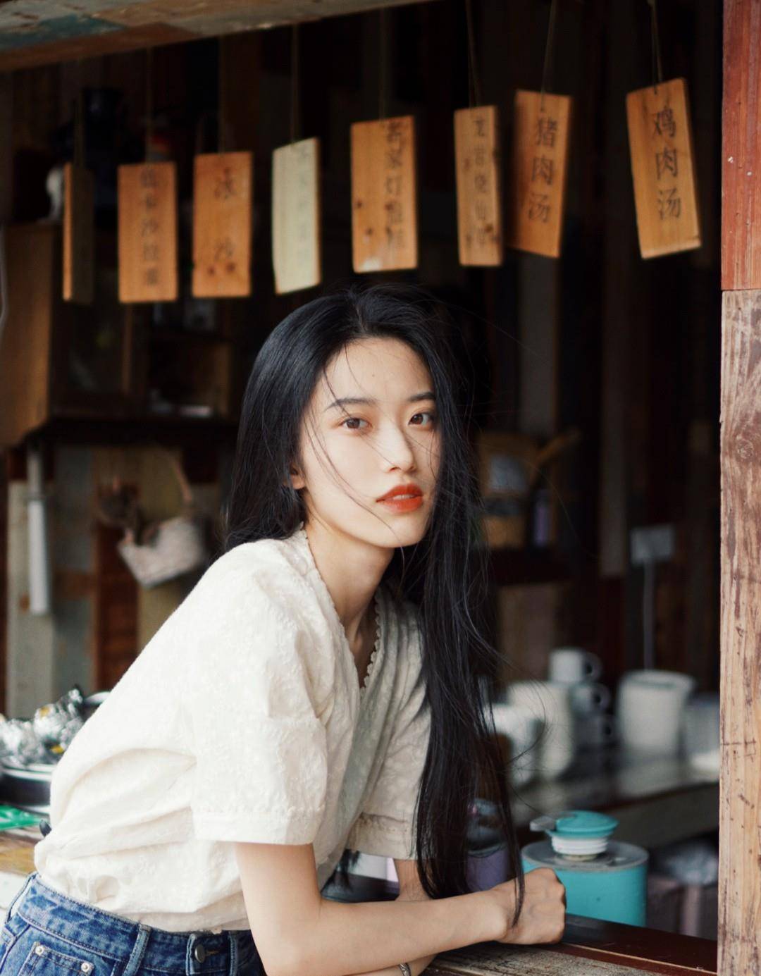 夏天穿"时尚衫 牛仔裙",简单纯朴有点甜,接地气最