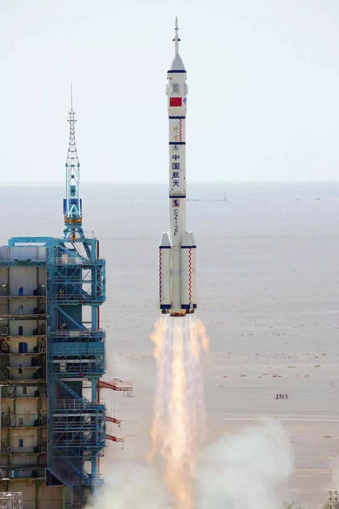 "载人飞船的"长征二号f"遥十四运载火箭,在酒泉发射场921工位发射升空