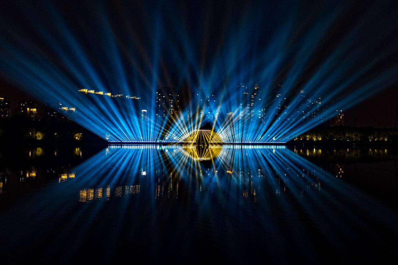 沈阳浑河上演现代科技激光秀