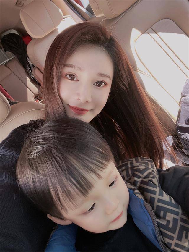 原创花6年整成杨幂昔日替身卓亨瑜嫁入豪门3岁儿子高颜值引热议