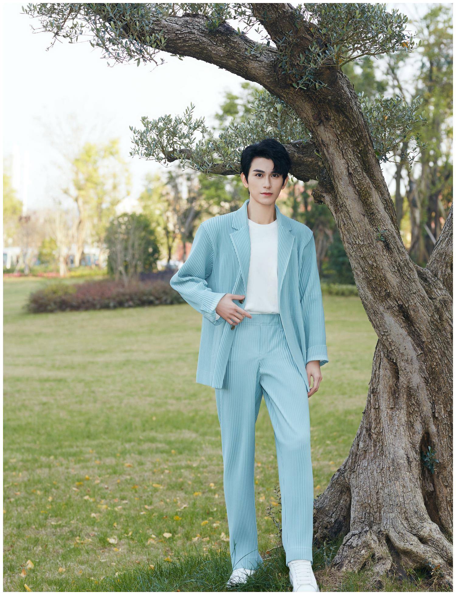朱赞锦和宋继扬撞衣柜?同款褶皱蓝西装,陈情令男孩果然是一家!