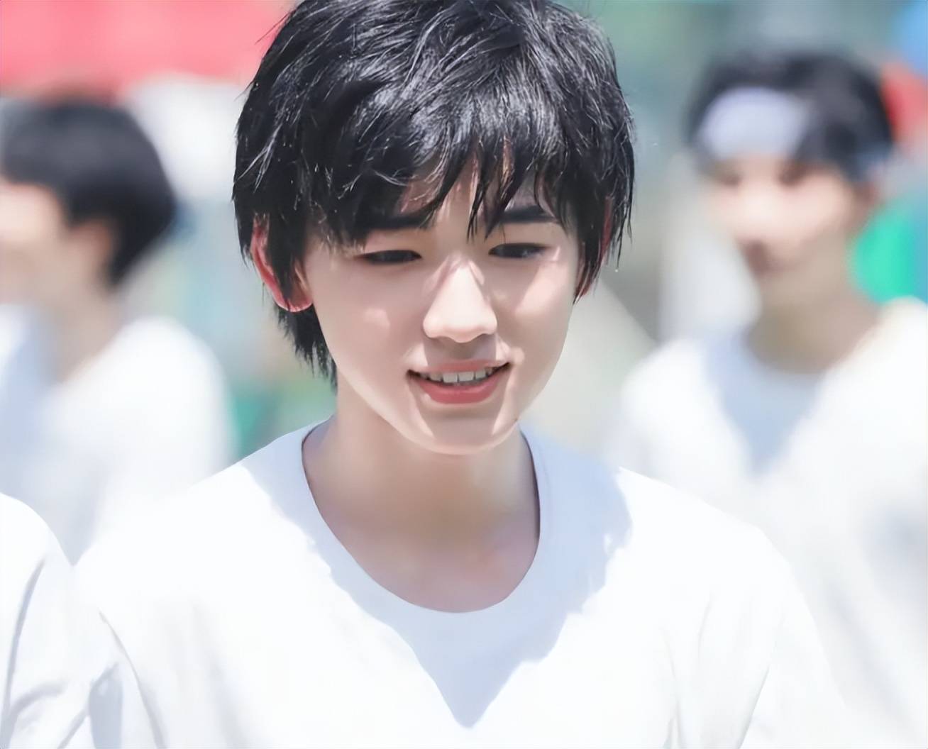 原创宋亚轩晒素颜自拍干净清澈却难掩疲惫笑容不愧是学生的榜样