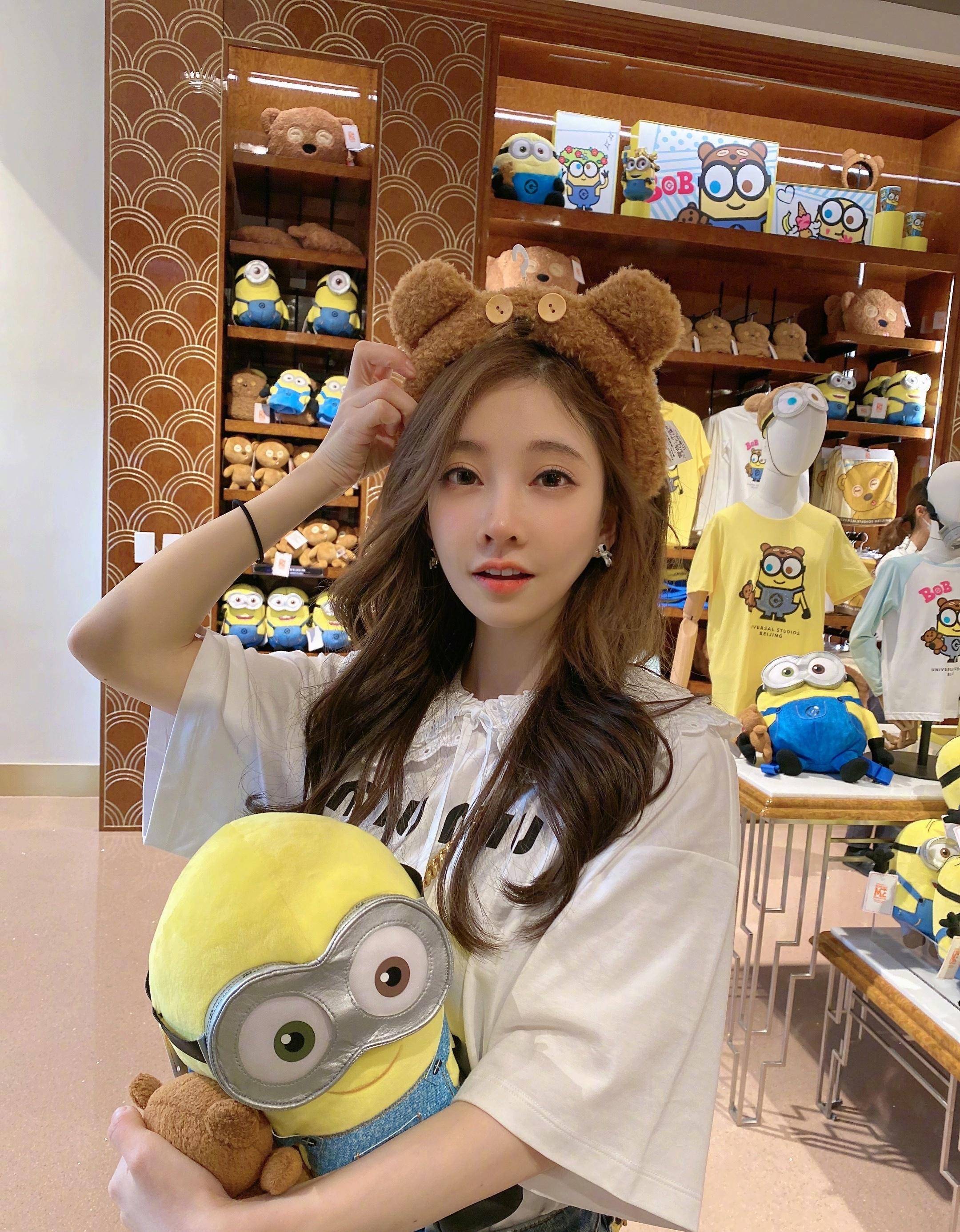 轻熟甜美风,冯提莫打卡环球影城,长卷发造型美翻天