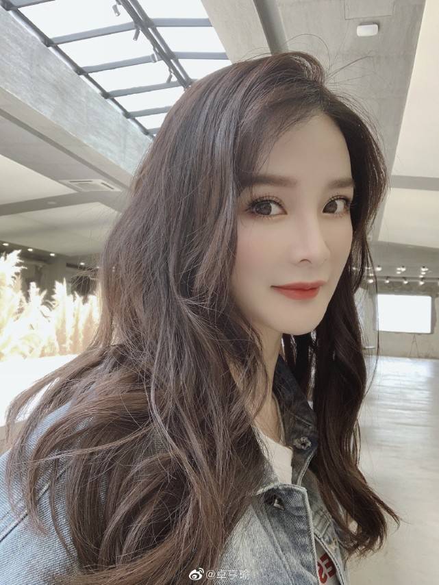 杨幂替身被曝已嫁入豪门,身材颜值依旧在线,3岁儿子超帅气_卓亨瑜
