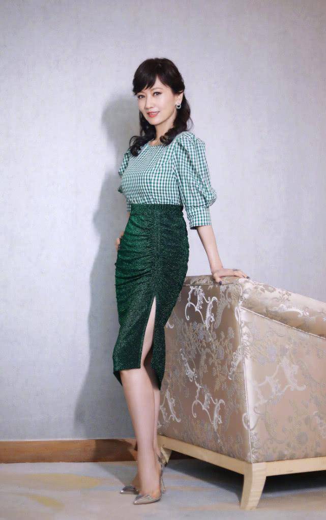 不当模特可惜了!64岁赵雅芝穿"祖母绿"套装,美入骨子里