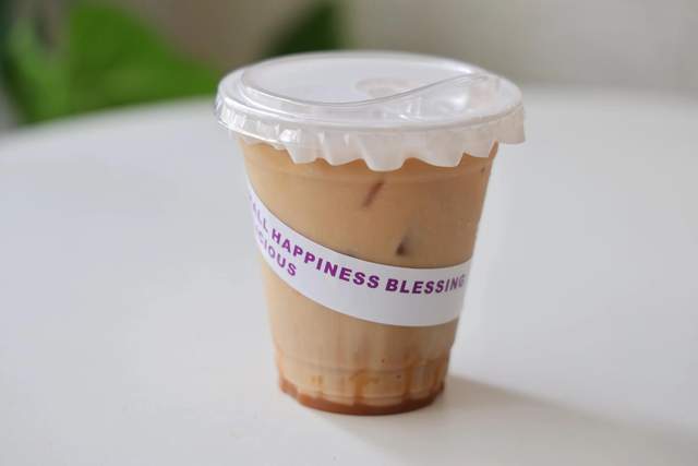 制作方法:1,自制的海盐焦糖酱来一勺,抹在杯壁;2,再来一勺与单份咖啡