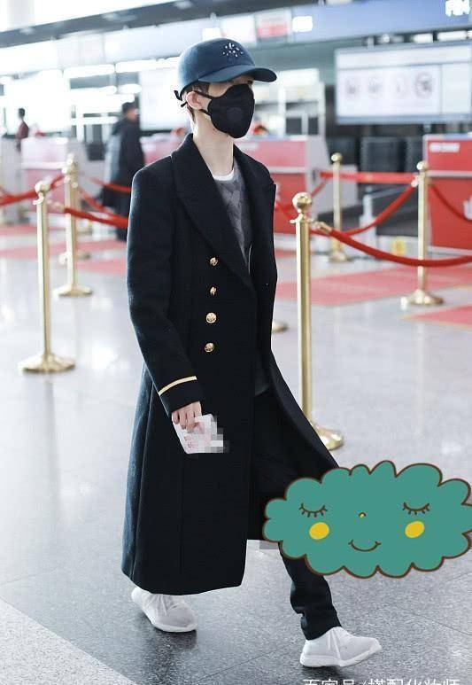 就像前几天郭敬明走机场的时候,穿的是一件黑色的呢大衣,其实,小编